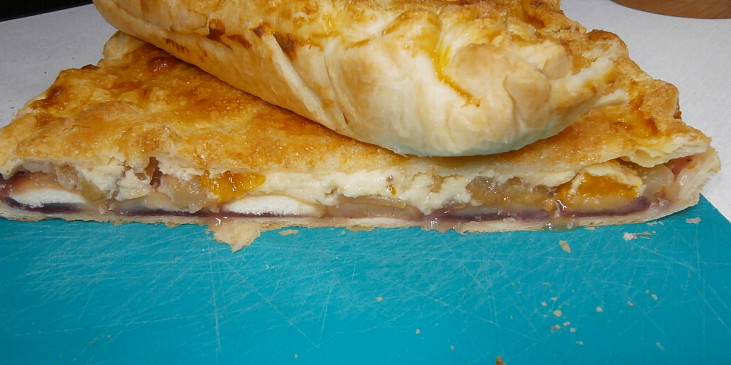 Listové řezy s pudinkem, piškoty a broskvemi