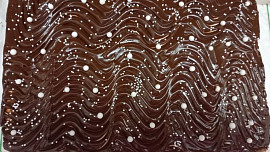 Řezy dvou barev s meruňkovým krémem