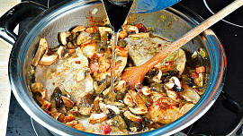 Vepřové plátky na hořčici a houbách