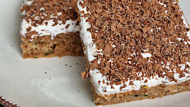 Cuketové řezy s malinami