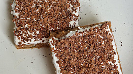 Cuketové řezy s malinami