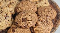 Domácí cookies sušenky s čokoládou a ořechy