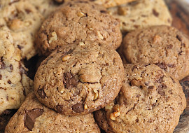 Domácí cookies sušenky s čokoládou a ořechy