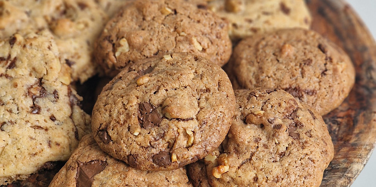 Domácí cookies sušenky s čokoládou a ořechy
