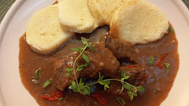 Kostky zadního hovězího pečené s česnekem v troubě