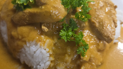 Kuřecí prsa ve smetanové kari omáčce