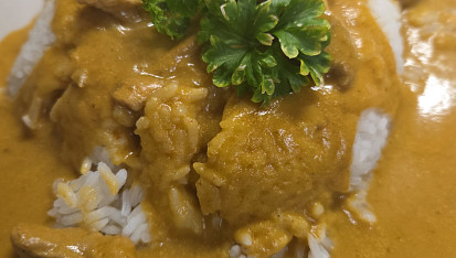 Kuřecí prsa ve smetanové kari omáčce