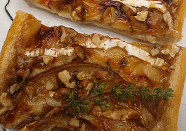 Slaný koláč s hermelínem a hruškou