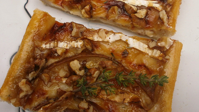 Slaný koláč s hermelínem a hruškou