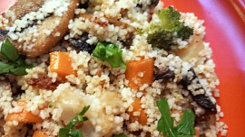 Kuskus s restovanou zeleninou a žampiony