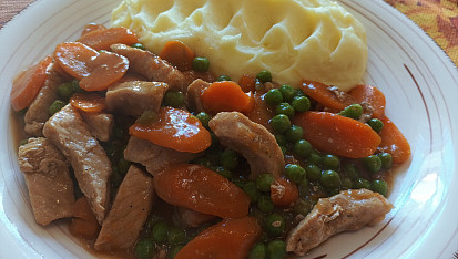 Omáčka z vepřového masa s hráškem a mrkví