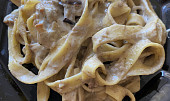 Tagliatelle s čerstvými houbami a smetanou