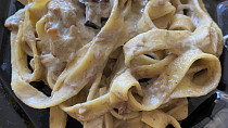 Tagliatelle s čerstvými houbami a smetanou
