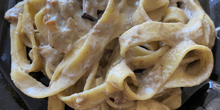 Tagliatelle s čerstvými houbami a smetanou