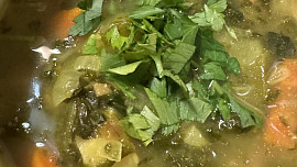 Zeleninová polévka s fazolemi a špenátem