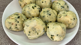 Bramborové knedlíky s rohlíkem