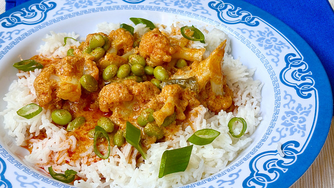 Květákové kari s fazolkami edamame