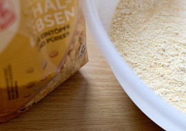 Pohankové placičky (Hrachová mouka z půleného suchého hrachu)