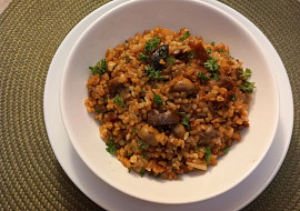 Bulgur s houbami a sušenými rajčaty