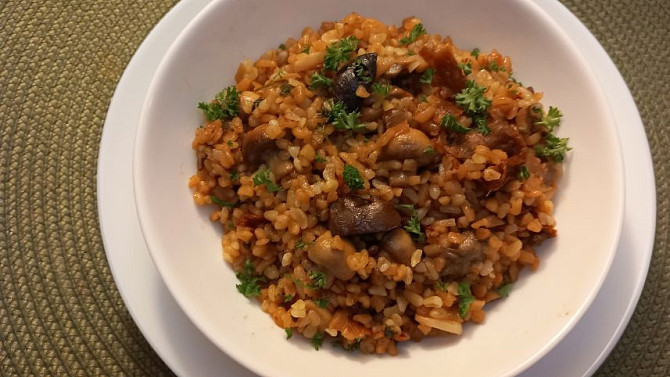 Bulgur s houbami a sušenými rajčaty Bulgur s houbami a sušenými rajčaty