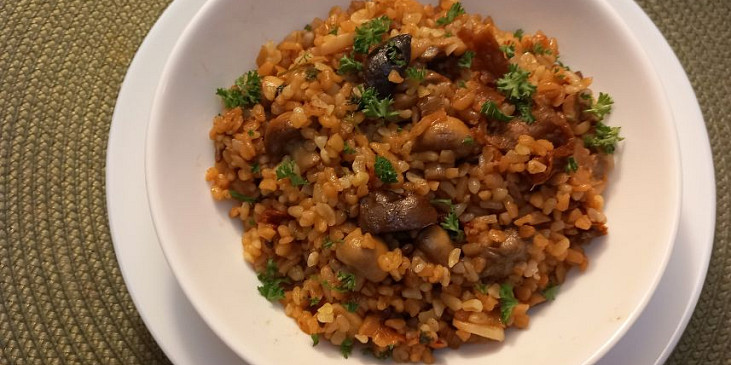 Bulgur s houbami a sušenými rajčaty