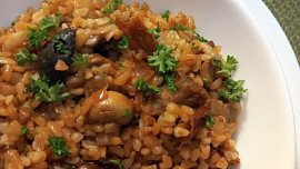 Bulgur s houbami a sušenými rajčaty