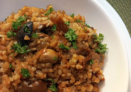 Bulgur s houbami a sušenými rajčaty
