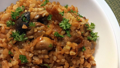 Bulgur s houbami a sušenými rajčaty