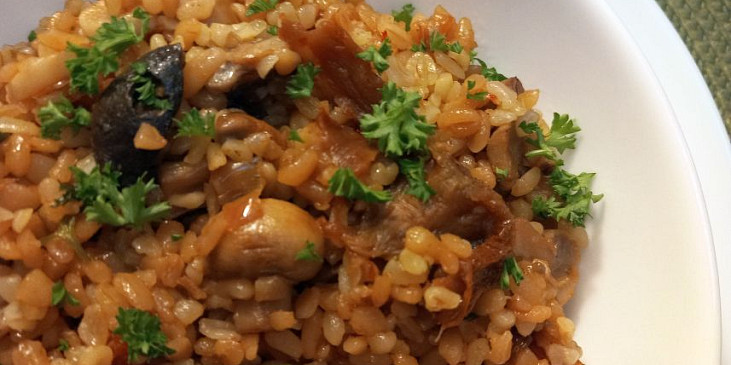 Bulgur s houbami a sušenými rajčaty