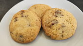 Cookies s bílou a mléčnou čokoládou