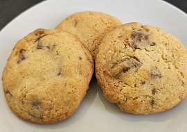 Cookies s bílou a mléčnou čokoládou