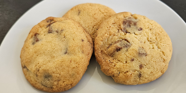 Cookies s bílou a mléčnou čokoládou