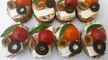 Jednohubky s olivami a mozzarellou Jednohubky s olivami a mozzarellou
