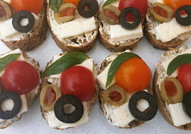 Jednohubky s olivami a mozzarellou