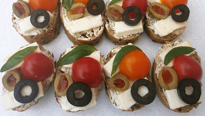 Jednohubky s olivami a mozzarellou