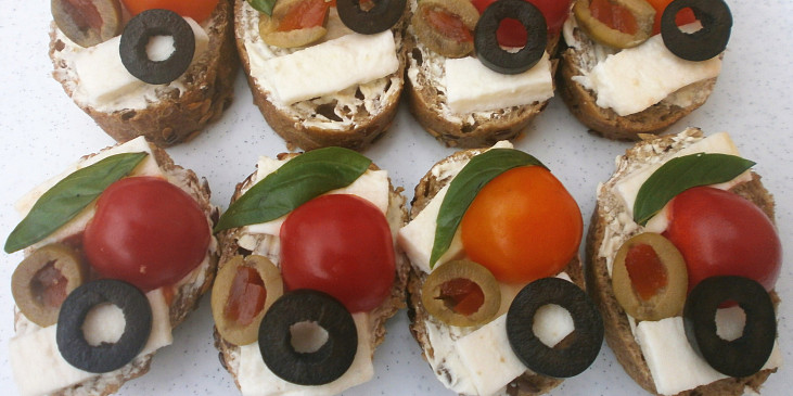 Jednohubky s olivami a mozzarellou