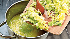 Kapustová polévka s houbami