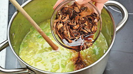 Kapustová polévka s houbami