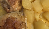 Kuře pečené s brambory ve vývaru