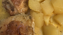 Kuře pečené s brambory ve vývaru