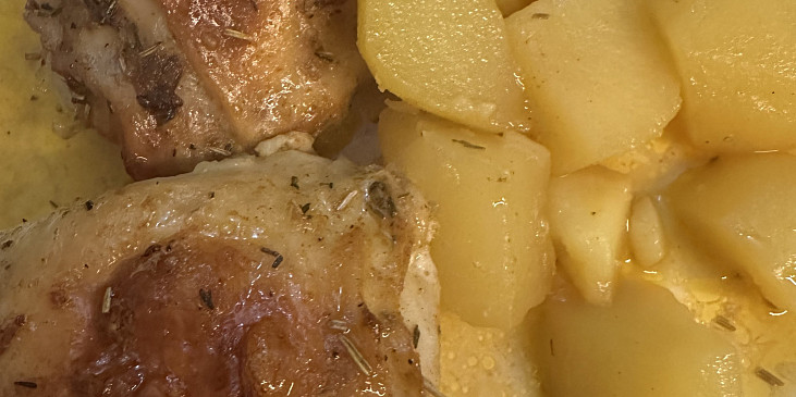 Kuře pečené s brambory ve vývaru