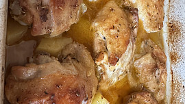 Kuře pečené s brambory ve vývaru