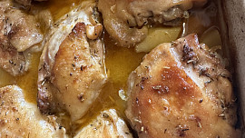 Kuře pečené s brambory ve vývaru