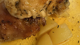 Kuře pečené s brambory ve vývaru