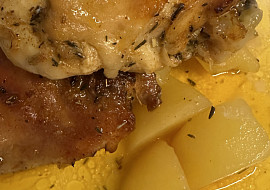 Kuře pečené s brambory ve vývaru