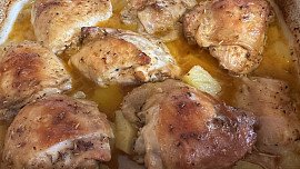 Kuře pečené s brambory ve vývaru