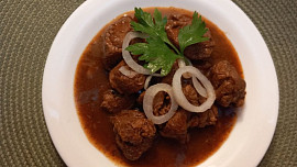 Srnčí plec na divokém koření dělaná pomalu v troubě