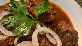 Srnčí plec na divokém koření dělaná pomalu v troubě