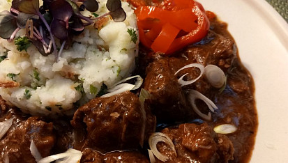 Srnčí plec na divokém koření dělaná pomalu v troubě