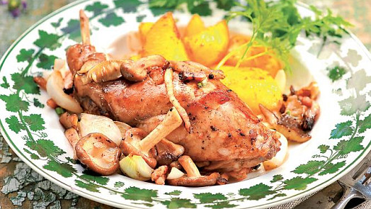 Zaječí stehna na houbách a cibuli